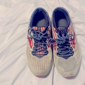 Size 8 Brooks Women’s tennis shoes